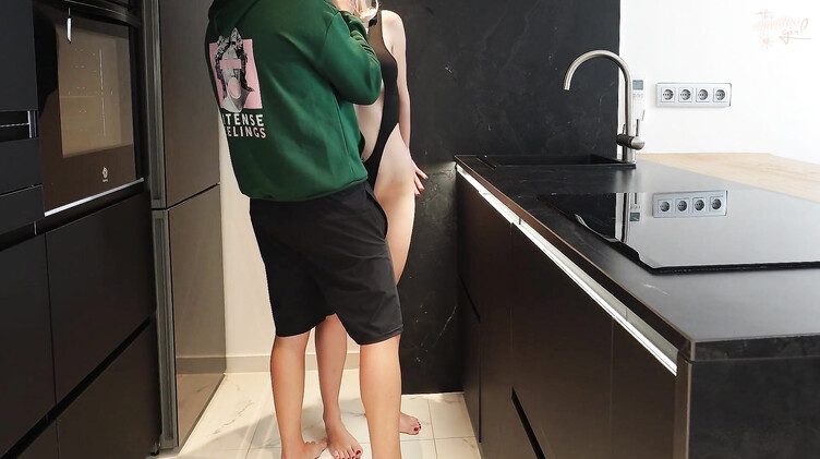 Молодая блондинка чпокается со своим парнем на кухне до кремпая в киску