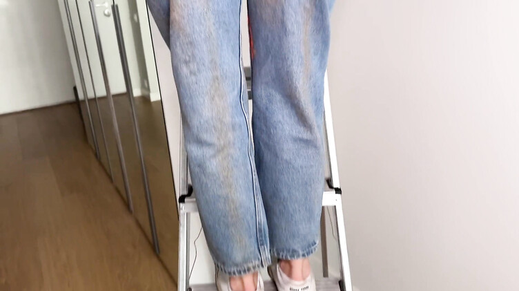 С разговорами: Парень порвал джинсы на жопе русской студентки и трахнул ее за деньги