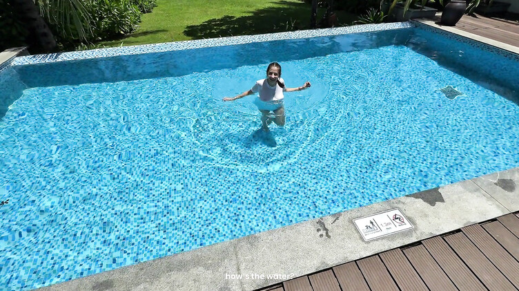 На диване: Парень изменил девушке с ее красивой подругой в отпуске