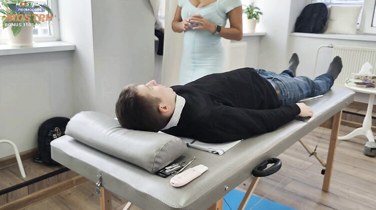 Русское порно: Молодой парень трахает зрелую маму друга в спа-салоне