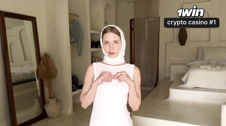 Недовольный клиент грубо выебал дизайнера интерьера с бритой киской