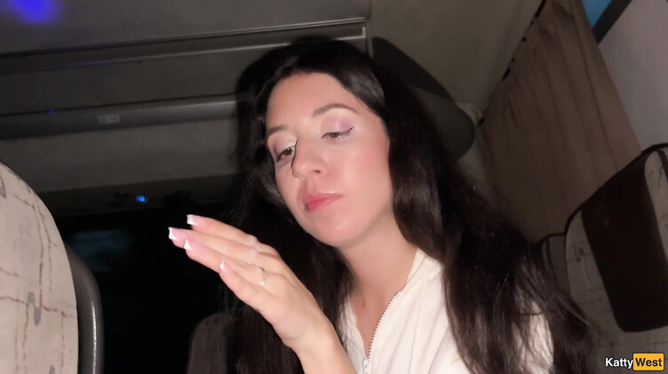 Дрочит и сосет член незнакомцу в рейсовом автобусе