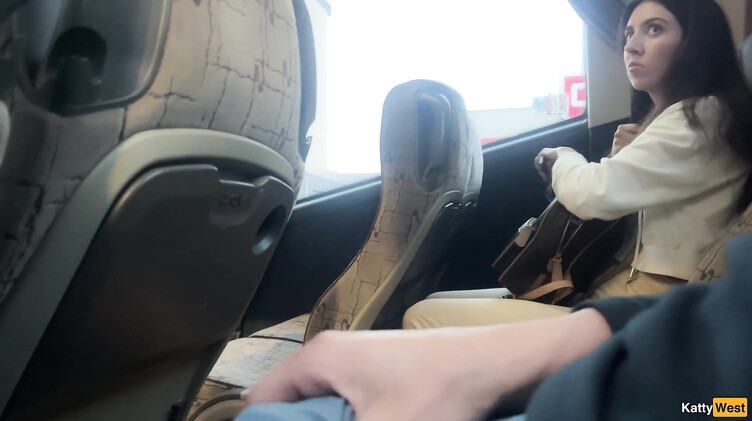 В одежде: Дрочит и сосет член незнакомцу в рейсовом автобусе