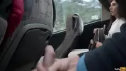 незнакомец дрочит член в автобусе
