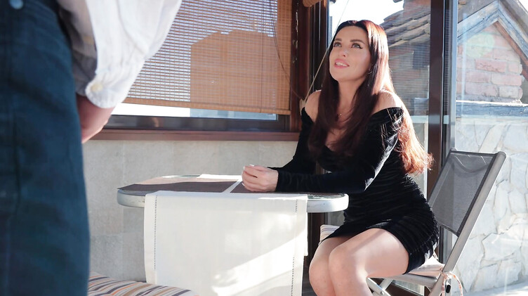 Luna Roulette: Сексуальная милфа трахается в кафе с другом сына официантом