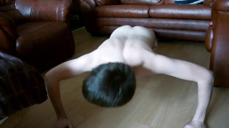 Русское порно: Зрелая русская жена пришла с блядок и отсосала мужу в поясе верности