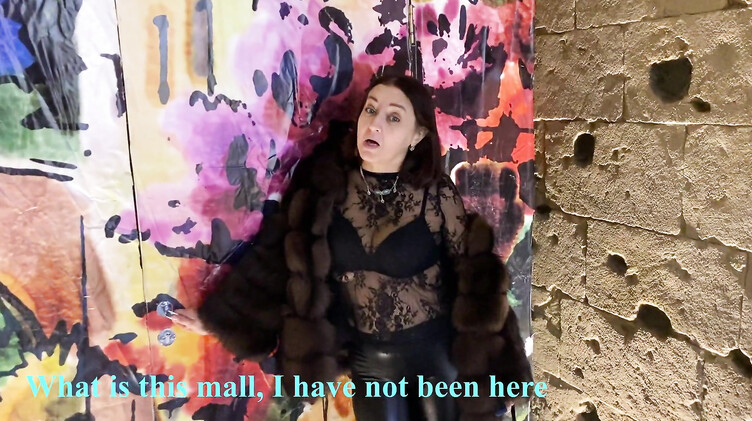 Публичное порно с Алиной Тумановой на трассе и в туалете торгового центра