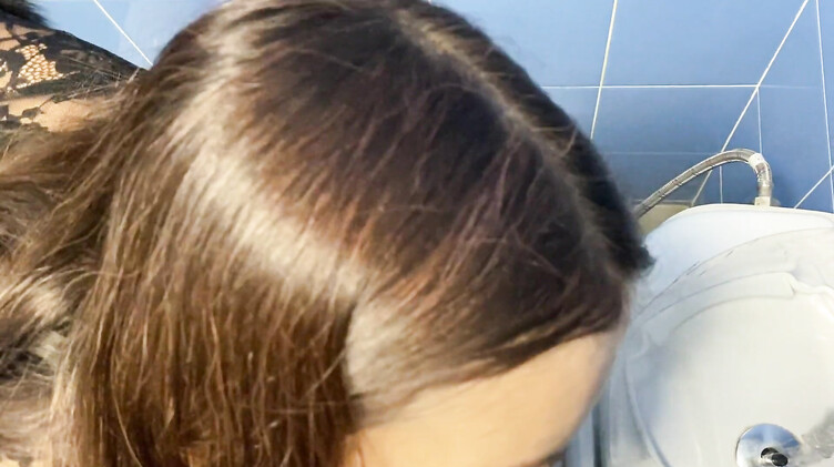 Публичное порно с Алиной Тумановой на трассе и в туалете торгового центра