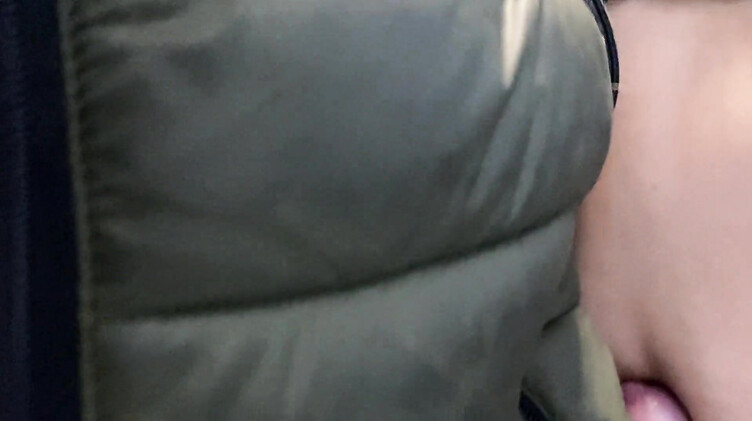 Публичное порно с Алиной Тумановой на трассе и в туалете торгового центра