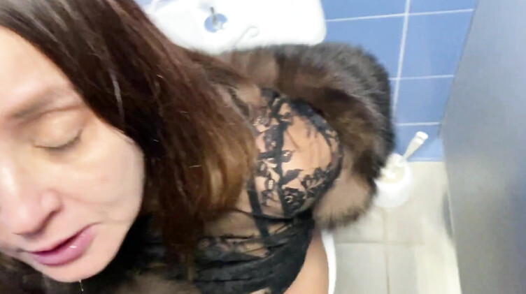 Интимная стрижка: Публичное порно с Алиной Тумановой на трассе и в туалете торгового центра