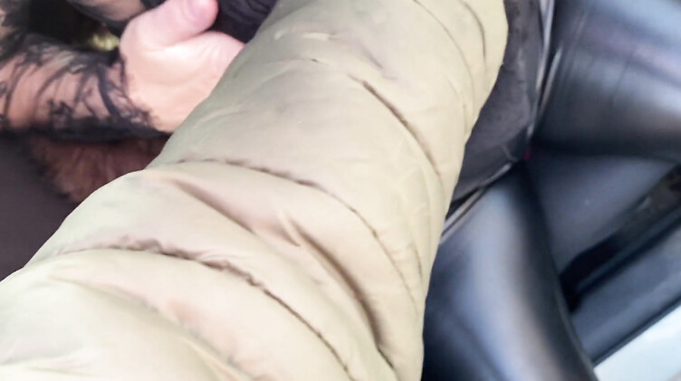 В одежде: Публичное порно с Алиной Тумановой на трассе и в туалете торгового центра