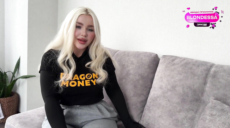 Любительское порно: Красивая подруга мамы лишила девственности ее сына на его День рождения