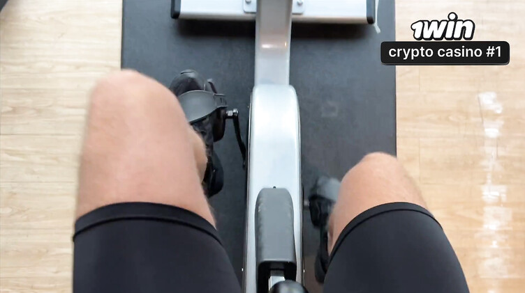 Раком: Перепихон с телкой в брекетах в туалете спортзала