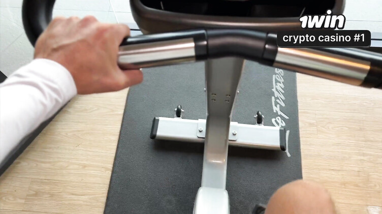 Камшоты: Перепихон с телкой в брекетах в туалете спортзала