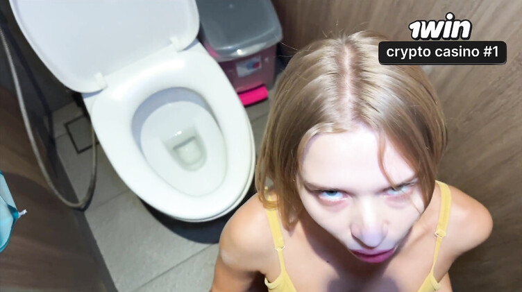 Сперма на сиськах: Перепихон с телкой в брекетах в туалете спортзала