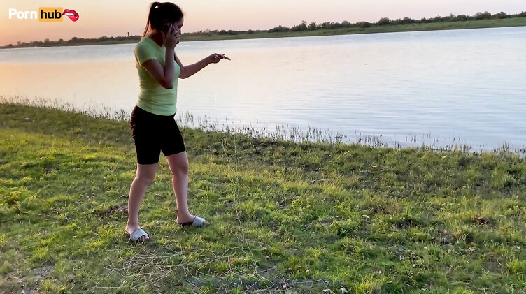 Русское порно: Жопастая русская милфа трахается в бане с пасынком после рыбалки на озере