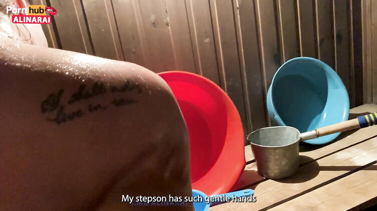 Мачеха и пасынок: Жопастая русская милфа трахается в бане с пасынком после рыбалки на озере