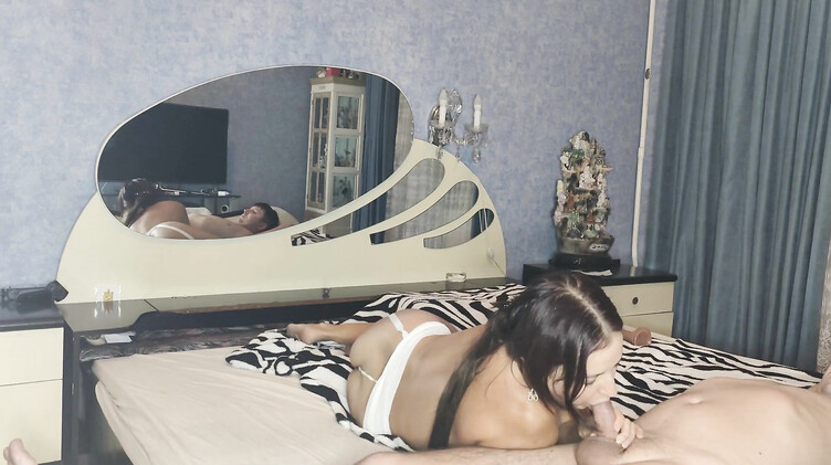 Любительское порно: Зрелая мачеха кончила от секса в жопу с пасынком и отправила его дрочить хуй