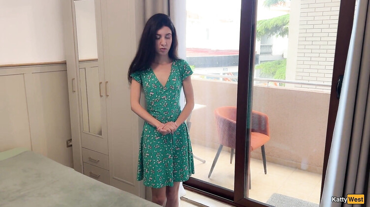 В платье: Няня пиздой и рабочим ротиком уговорила женатого хозяина не увольнять ее