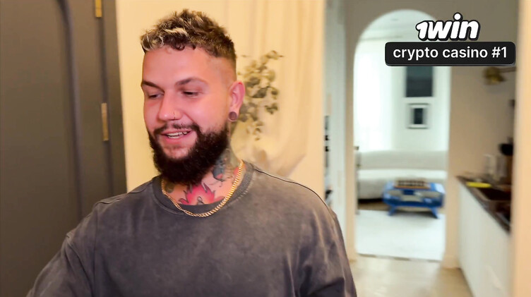 С разговорами: Трахает жену друга в жопу, пока рогоносец работает за компьютером