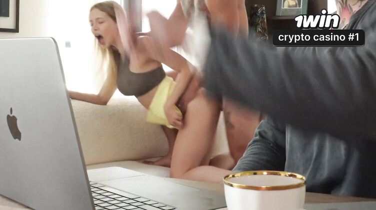 Русское порно: Трахает жену друга в жопу, пока рогоносец работает за компьютером