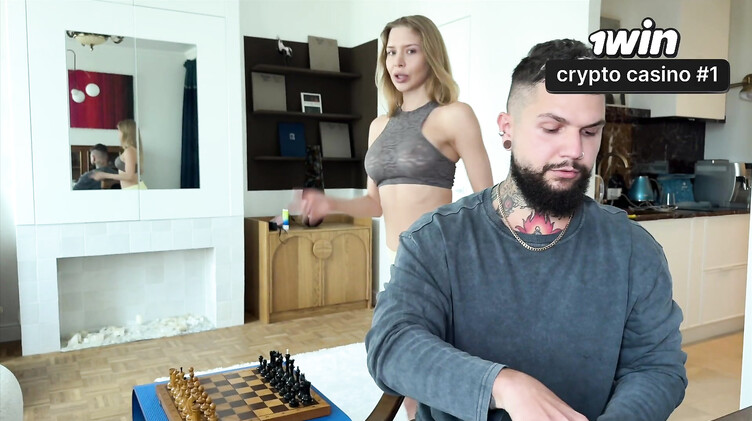 Русское порно: Трахает жену друга в жопу, пока рогоносец работает за компьютером