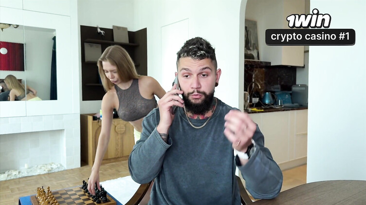 Красивая грудь: Трахает жену друга в жопу, пока рогоносец работает за компьютером