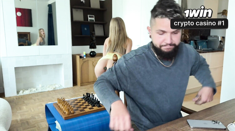 Трахает жену друга в жопу, пока рогоносец работает за компьютером