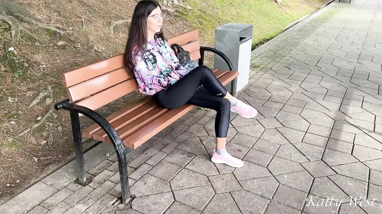 Сперма на лице: Брюнетка трахнулась с пикапером в отеле, показав ему бритую щель на улице