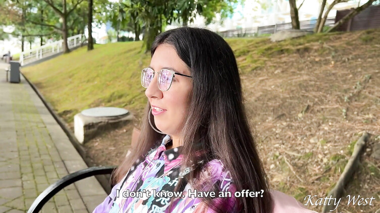 Глотает сперму: Брюнетка трахнулась с пикапером в отеле, показав ему бритую щель на улице