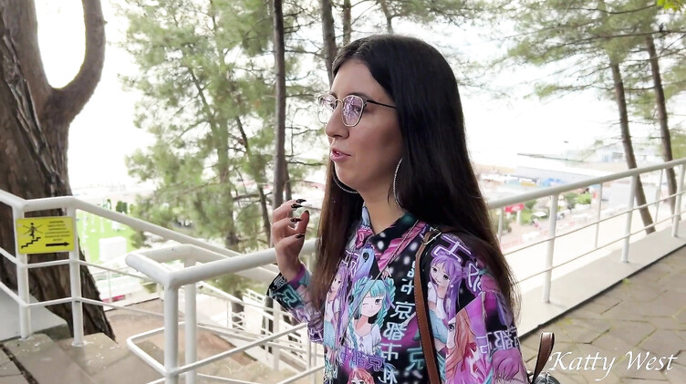 На диване: Брюнетка трахнулась с пикапером в отеле, показав ему бритую щель на улице