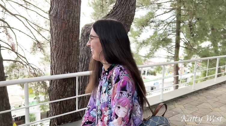 Брюнетки: Брюнетка трахнулась с пикапером в отеле, показав ему бритую щель на улице