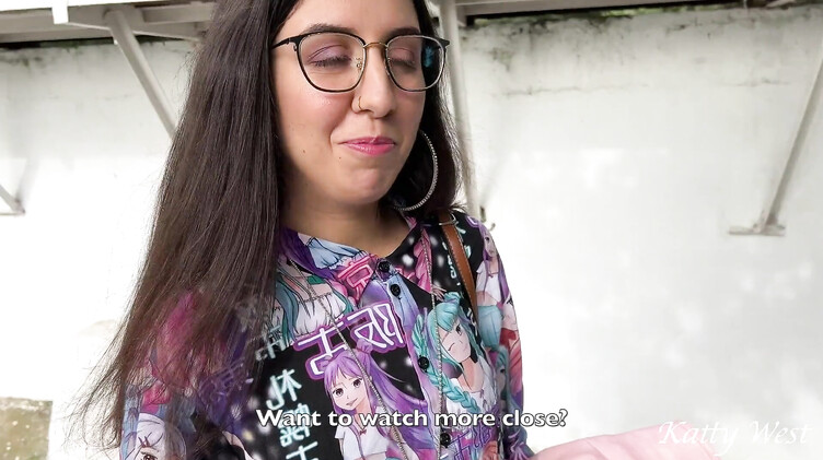 Брюнетка трахнулась с пикапером в отеле, показав ему бритую щель на улице