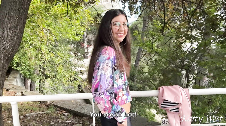 Камшоты: Брюнетка трахнулась с пикапером в отеле, показав ему бритую щель на улице