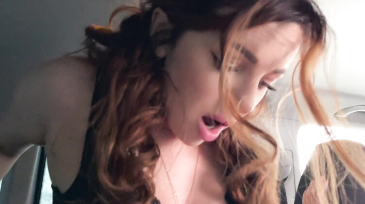 Рыжая с веснушками на жопе сосет и трахается в машине со своим бойфрендом