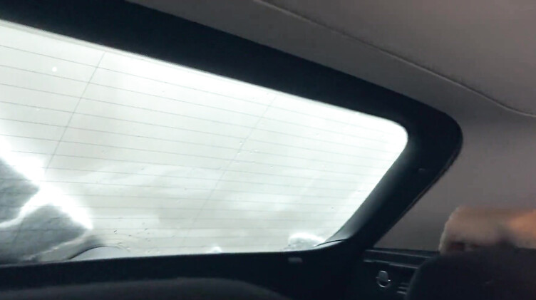 Рыжая с веснушками на жопе сосет и трахается в машине со своим бойфрендом