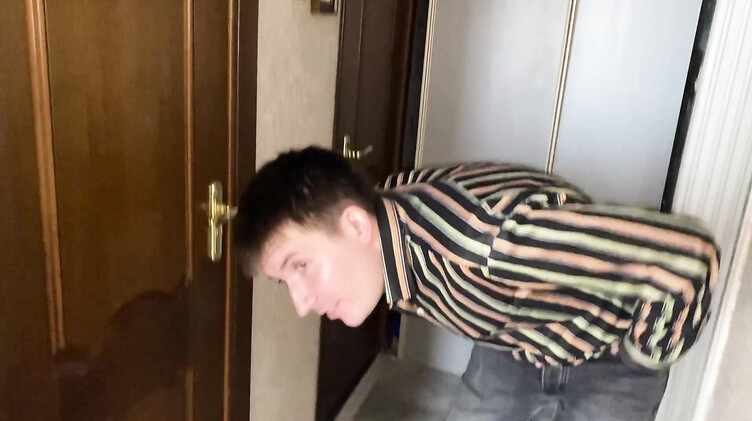 Мачеха и пасынок: Пасынок выебал в жопу зрелую мачеху в чулках уронившую бусы под диван