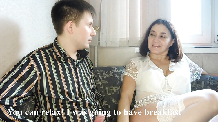 Короткая стрижка: Пасынок выебал в жопу зрелую мачеху в чулках уронившую бусы под диван