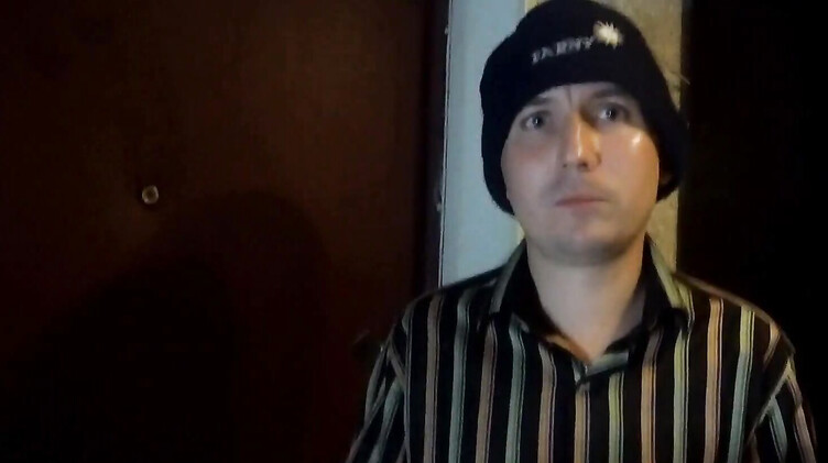 Зрелая и молодой: Зрелая русская жена сосет член курьеру из доставки пиццы на кухне