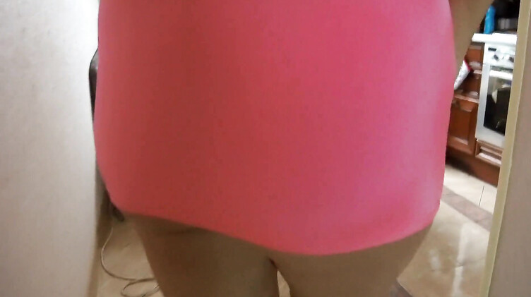 Сперма на лице: Зрелая русская жена сосет член курьеру из доставки пиццы на кухне