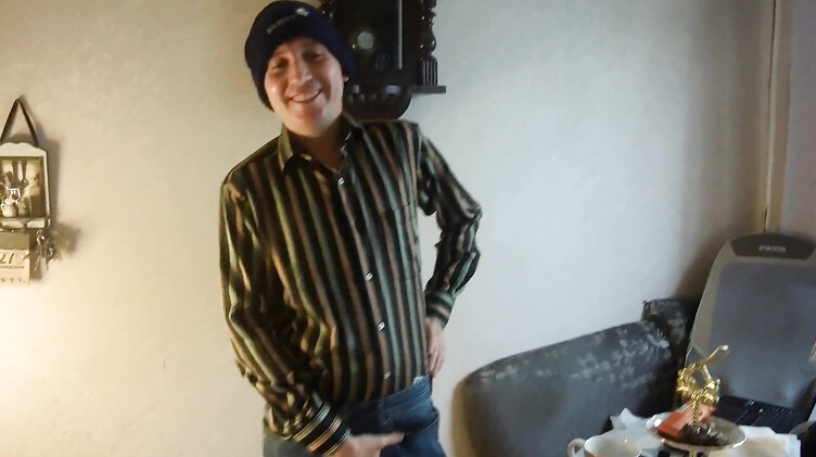 Зрелые женщины: Зрелая русская жена сосет член курьеру из доставки пиццы на кухне