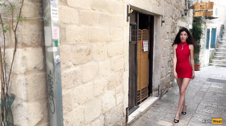 Katty West: Русская телка склеила парня на отдыхе и трахнула его в номере