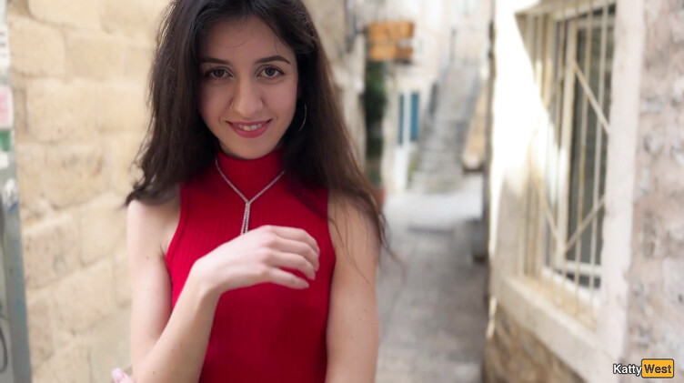 С разговорами: Русская телка склеила парня на отдыхе и трахнула его в номере