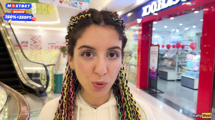 Русская отсосала в туалете торгового центра и ходит со спермой на лице