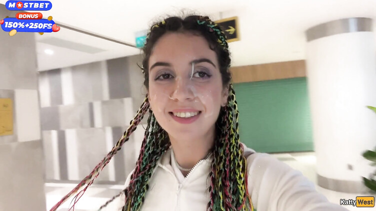 Селфи: Русская отсосала в туалете торгового центра и ходит со спермой на лице