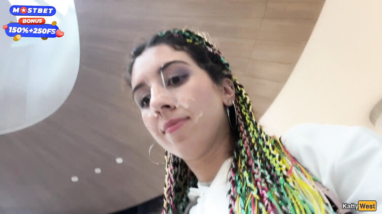 Сперма на лице: Русская отсосала в туалете торгового центра и ходит со спермой на лице