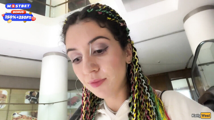 Публичное порно: Русская отсосала в туалете торгового центра и ходит со спермой на лице