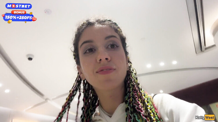 Русская отсосала в туалете торгового центра и ходит со спермой на лице