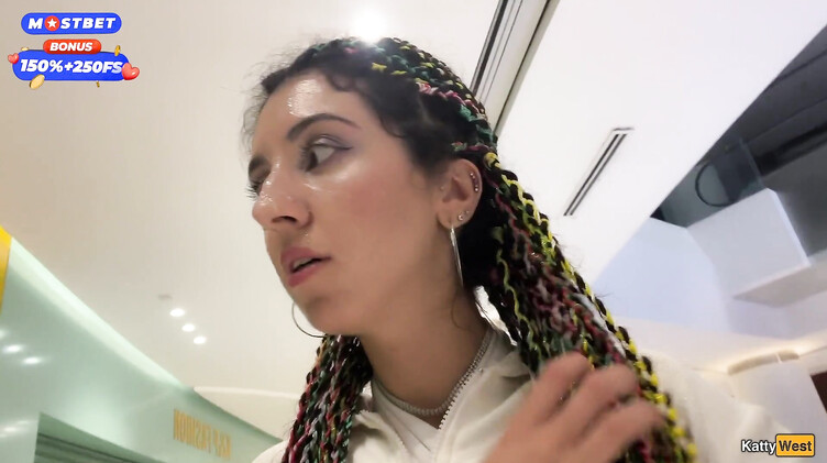 Минет: Русская отсосала в туалете торгового центра и ходит со спермой на лице