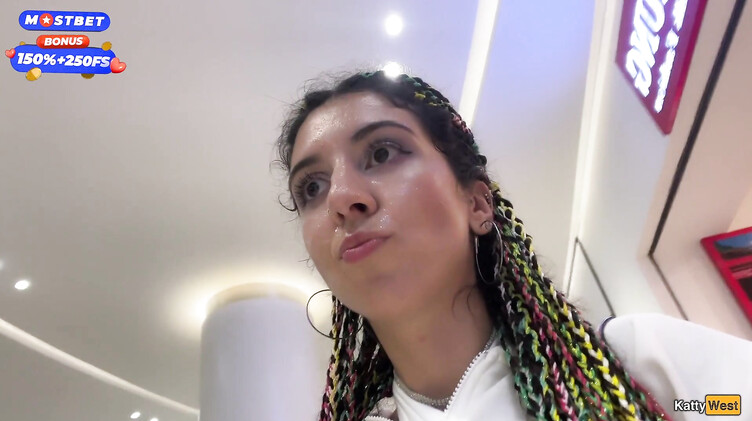 HD порно: Русская отсосала в туалете торгового центра и ходит со спермой на лице